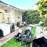 Quiet & Centrally Located House - Private Parking, Laundry And Storage For Luggage