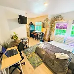 Quiet & Centrally Located House - Private Parking, Laundry And Storage For Luggage