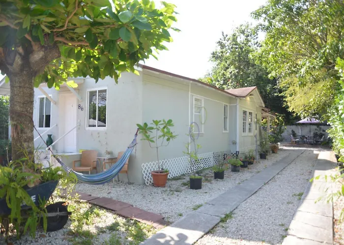 Quiet & Centrally Located House - Private Parking, Laundry And Storage For Luggage